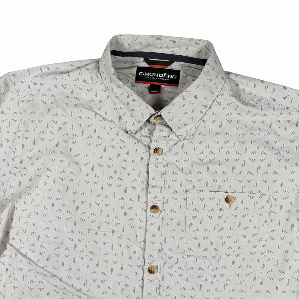Grundens Men's Short Sleeve Button Down Shirt Size Large Gray Geometric AOP